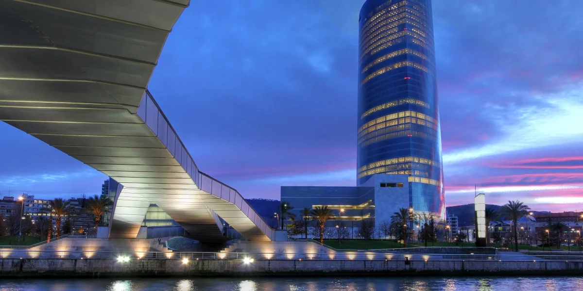 bilbao torre iberdrola y turismo Imagen de la ría de Bilbao junto a la torre Iberdrola