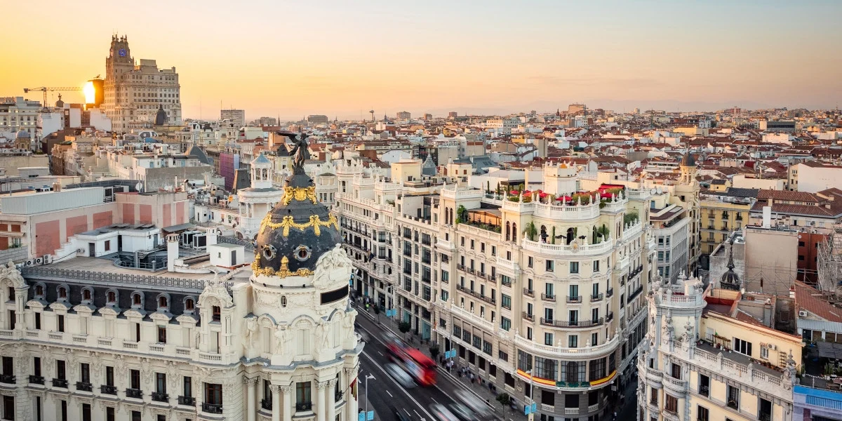 iStock-1151293229 Imagen con perspectiva aérea de la Gran Vía de Madrid.