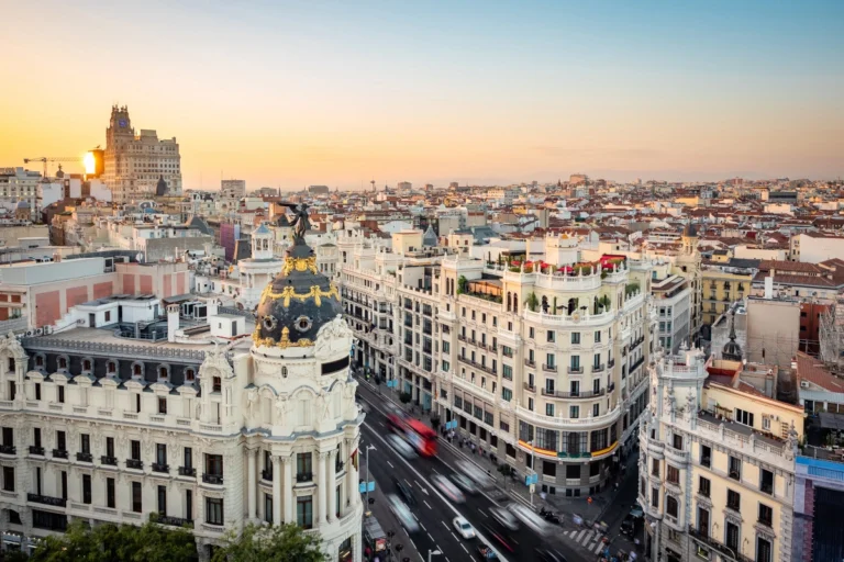Imagen con perspectiva aérea de la Gran Vía de Madrid.