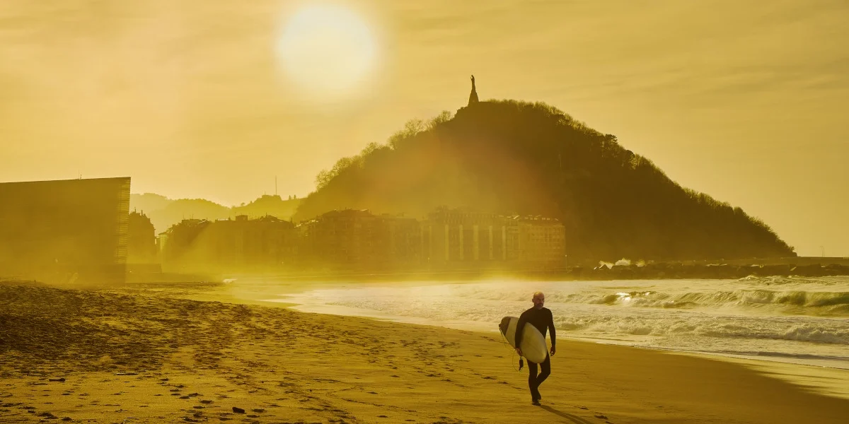 playas de donostia Imagen de una playa de Donostia al atardecer