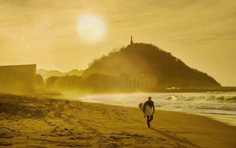 Imagen de una playa de Donostia al atardecer