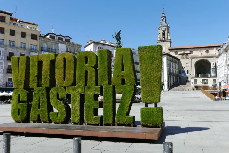 Imagen de un cartel donde pone Vitoria Gasteiz