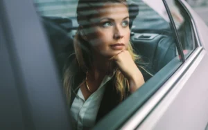mujer viaja en taxi