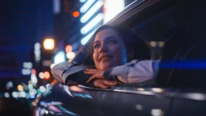 persona en taxi nocturno